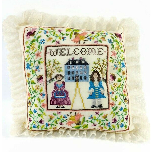 Cross Stitch Throw Pillow Vintage Colonial Style Welcome Lace Fringe 14 x 14 - Picture 1 of 7